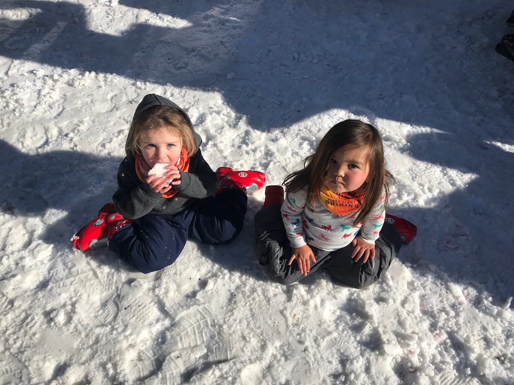 Kids on snow with flexible knees