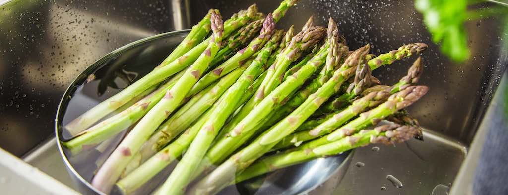 Washing asparagus